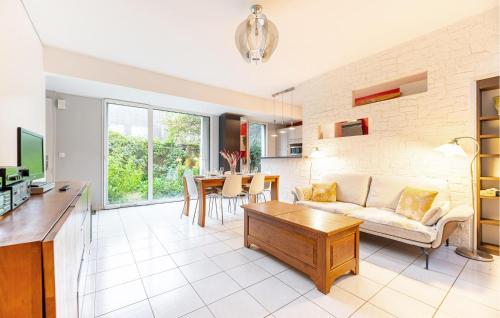 TV a/nebo společenská místnost v ubytování Cozy Home In Nantes With Wifi