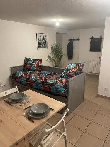 Studio rénové au calme