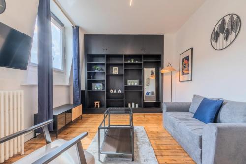 un salon avec un canapé et une table dans l'établissement 1 bedroom apartment near shops & metro, à Tourcoing
