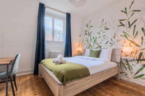 une chambre avec un lit avec un ours en peluche dessus dans l'établissement 1 bedroom apartment near shops & metro, à Tourcoing