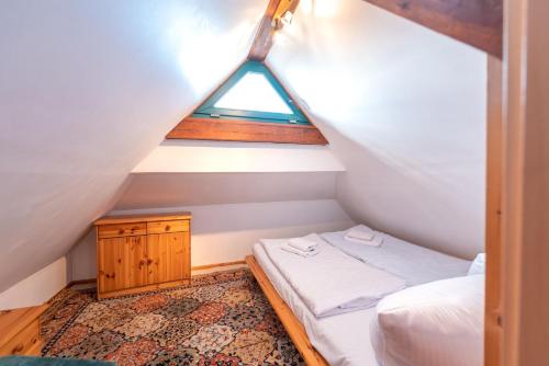 une petite chambre avec un lit et une fenêtre dans l'établissement Ferienwohnungen "Zur Linde am Achterwasser", à Zempin