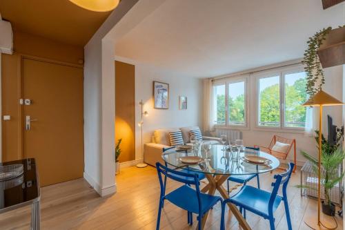 Two bedroom apartment near shops & tram