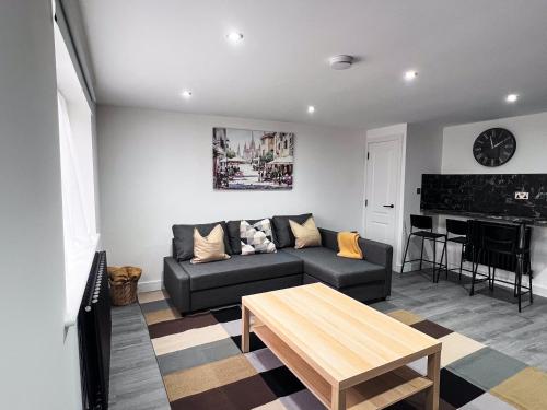 a living room with a couch and a table at Weekly Offer 2Bed 2Bath Self CheckIn Wifi Car Park in Peterborough
