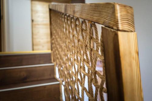 a close up of the back of a wicker bench at Casa Delia Toplita in Topliţa