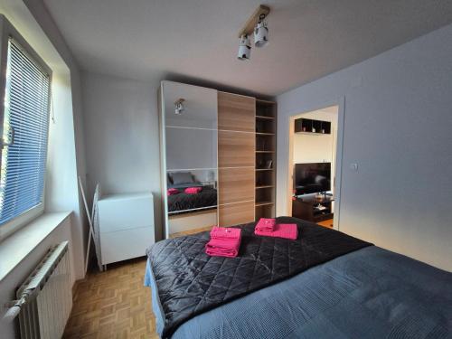 een slaapkamer met een bed met roze handdoeken bij RingPeace Apartment, Trnsko in Zagreb