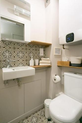 une salle de bain blanche avec des toilettes et un lavabo dans l'établissement Romantic Brand New Suite in Central Paris, Bathroom, Kitchen, à Paris