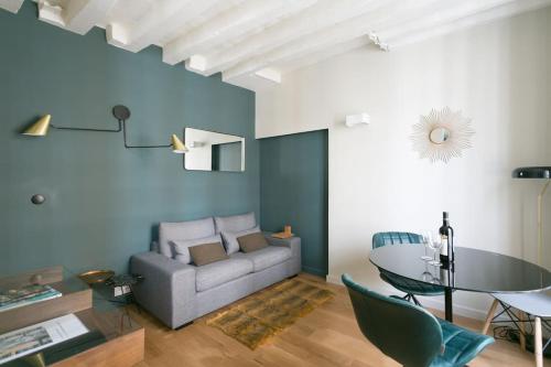 un salon avec un canapé et une table en verre dans l'établissement Romantic Brand New Suite in Central Paris, Bathroom, Kitchen, à Paris