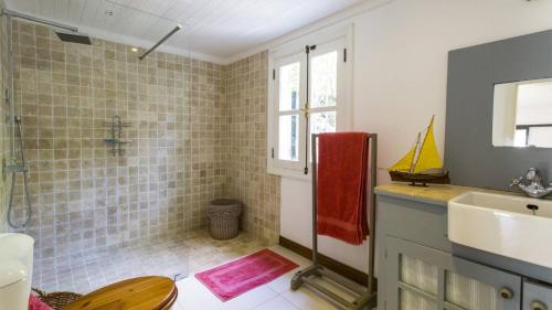 Koupelna v ubytování Magnificent Waterfront Villa