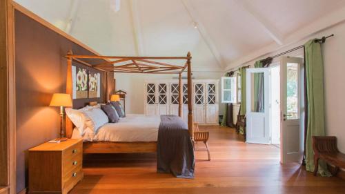 Postel nebo postele na pokoji v ubytování Magnificent Waterfront Villa