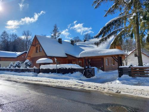 una casa con la neve sul tetto di Brejowka a Krynica-Zdrój