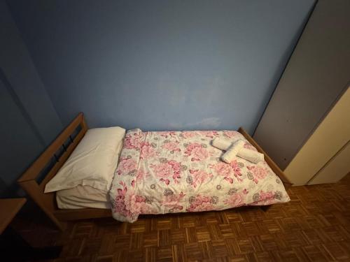 Postel nebo postele na pokoji v ubytování Cozy home baranzate