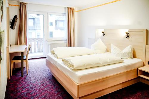 a bedroom with a large white bed with a window at Smart Resorts B&B1 BB1 118 in Winterberg