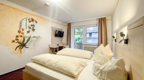 a hotel room with two beds and a window at Smart Resorts B&B1 BB1 118 in Winterberg