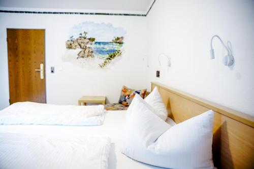 una camera con 2 letti con cuscini bianchi di Smart Resorts B&B2 BB2 303 a Winterberg