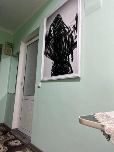 een foto aan een muur naast een deur bij Aisha Registan in Samarkand