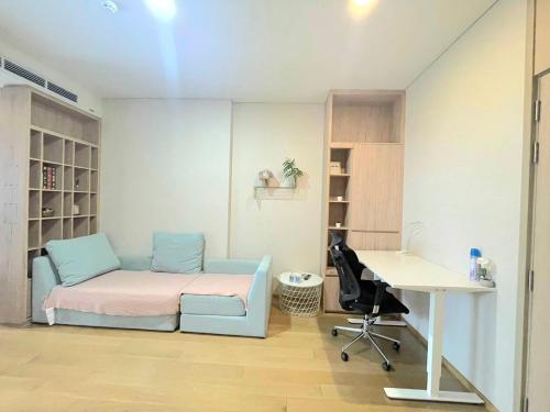 a room with a bed and a desk and a table at Stylish 1BR Condo by BTS Ekkamai - Infinity Pool & Gym in Khlong Toei