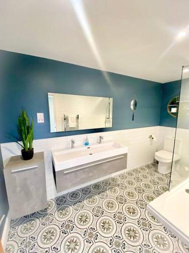 a bathroom with a tub and a sink and a toilet at Lakeway in Penrith