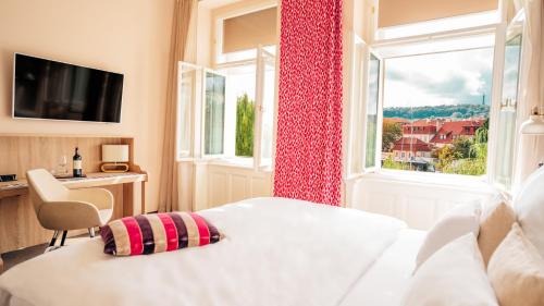Una televisión o centro de entretenimiento en Boutique Hotel Klarov