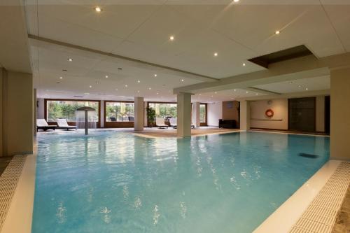 - une grande piscine dans un bâtiment avec piscine dans l'établissement Vallorcine Apartments, à Vallorcine