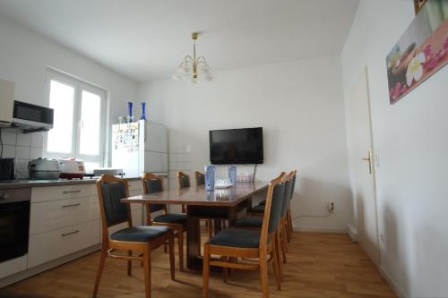 una cucina con tavolo da pranzo e sedie di Euromamhaus - Korean B&B a Francoforte sul Meno