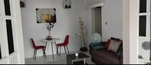 Posezení v ubytování Cosy Uptown Apartments 6 Minutes to the City Centre