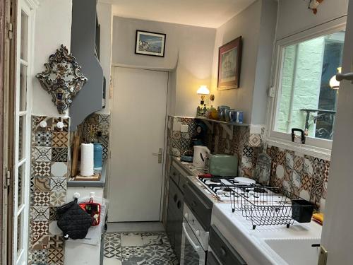 Η κουζίνα ή μικρή κουζίνα στο Les Tamaris