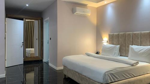 Ένα ή περισσότερα κρεβάτια σε δωμάτιο στο Premium apart with pool, billards and parking