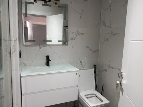 Ένα μπάνιο στο Premium apart with rooftop pool