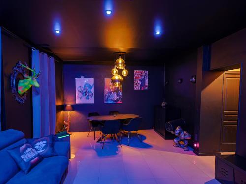 a living room with a couch and a table at Appartement POP ART - Asterix,CDG,Chantilly,Disney in La Chapelle-en-Serval