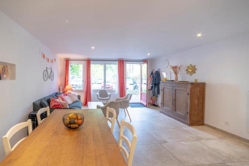 un salon avec une table et des chaises en bois dans l'établissement L'Horeb - Maison hyper centre, à Paray-le-Monial