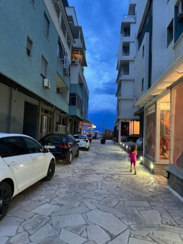 BEACHSITE في فلوره: فتاة صغيرة تمشي في شارع مليء بالمباني