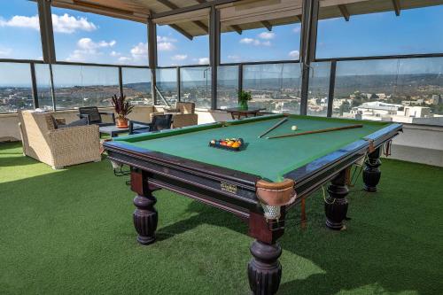 a pool table in a room with a view at אחוזת כנען - וילה מדהימה עם בריכה פרטית מחוממת וג'קוזי in Yarka