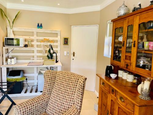 Dapur atau dapur kecil di Calm Waters Guesthouse
