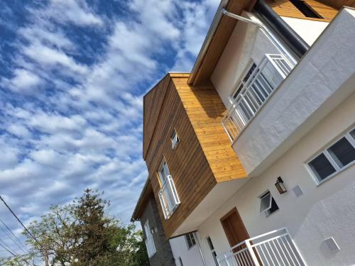 a house with a wooden wall on the side of it at Pousada Infinity Gasthaus in Pomerode