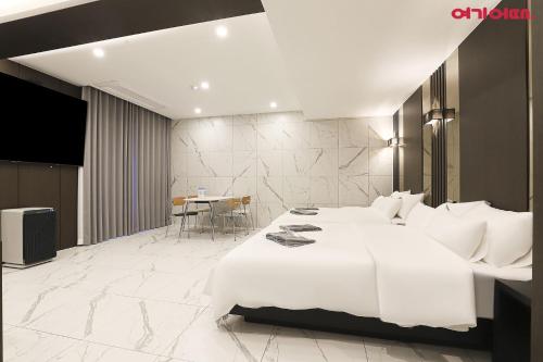Postel nebo postele na pokoji v ubytování Sangju Stay201 Hotel