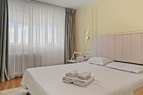 En eller flere senge i et værelse på Apartament de lux Moghioros Park