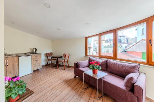 una sala de estar con un sofá y una mesa en Hotel Silviya, en Estambul