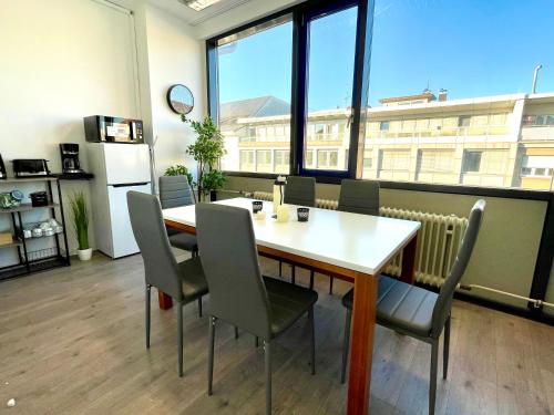 a dining room with a table and chairs in an office at Street View Apartment - 2SZ - 1WC - 1DU - 1Kü in Karlsruhe
