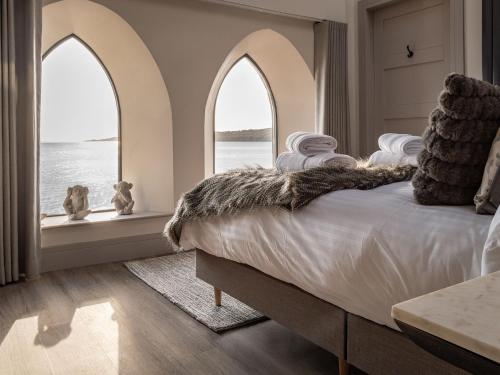 - une chambre avec deux fenêtres cintrées et un lit dans l'établissement Arran Shores Suite 12, à Lamlash