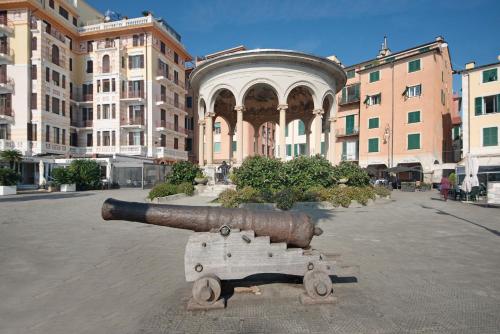 a statue of a cannon in front of a building at Appartamento Gabbiano in Rapallo
