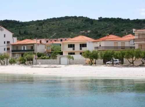 Spacious Beachfront Apartment Ciovo