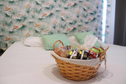 a basket sitting on a bed with drinks in it at Urban City in Aveiro