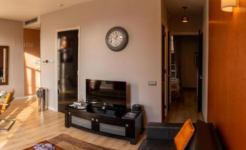 阿姆斯特丹荷兰大师短期出租公寓式酒店的客厅墙上挂着时钟