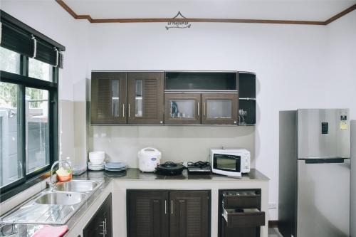 Kuchyň nebo kuchyňský kout v ubytování Banviset Poolvilla krabi