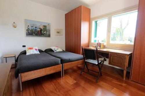 une chambre avec un lit, un bureau et une chaise dans l'établissement Villa Terme Saturnia, à Saturnia