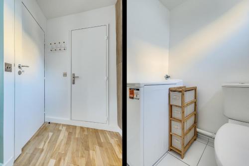 La salle de bains est pourvue de toilettes et d'un réfrigérateur blanc. dans l'établissement Montmartre l Close to Sacré-Coeur & Rue des Abbesses, à Paris