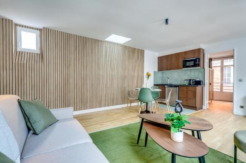 un salon avec un canapé et une table dans l'établissement Montmartre l Close to Sacré-Coeur & Rue des Abbesses, à Paris
