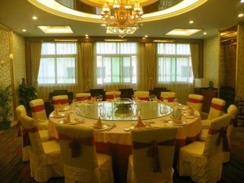 a large meeting room with a table and chairs at Quanzhou Binhai Hotel in Quanzhou