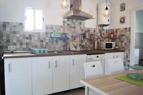 Kuchyň nebo kuchyňský kout v ubytování Apartamento La Barquera 2