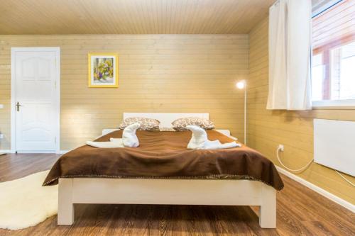 ヤレムチャにあるApartments Kamyanitsaのベッドルーム1室(白馬2頭のベッド1台付)